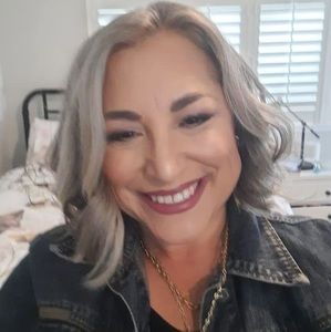 Meet your Posher, Hilary